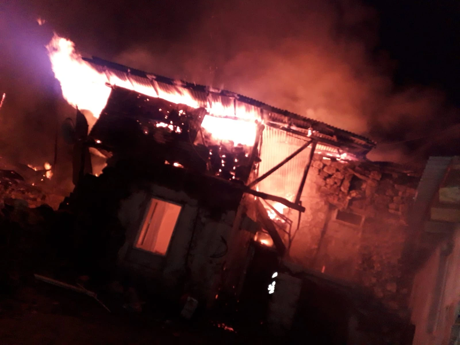 Gece çıkan yangın sabah kontrol altına alınabildi